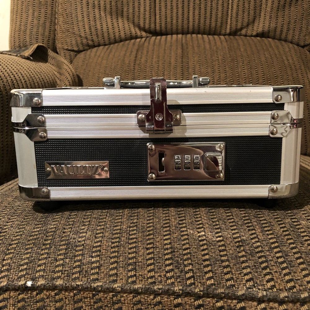 Vaultz locking case